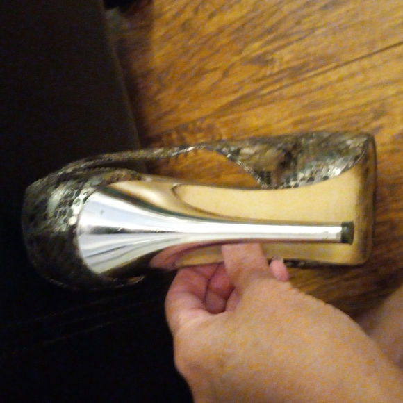 Guess pewter multi snake skin print peep toe/ sling back.Size 9 - Picture 5 of 6